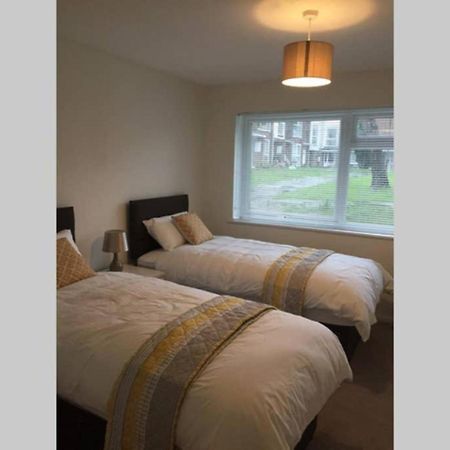2-Bed Sleeps 4 Comfy For Contractors With Free Parking In Crawley Near Gatwick Manor Royal Refurbished Διαμέρισμα Εξωτερικό φωτογραφία
