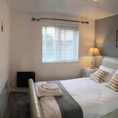 2-Bed Sleeps 4 Comfy For Contractors With Free Parking In Crawley Near Gatwick Manor Royal Refurbished Διαμέρισμα Εξωτερικό φωτογραφία