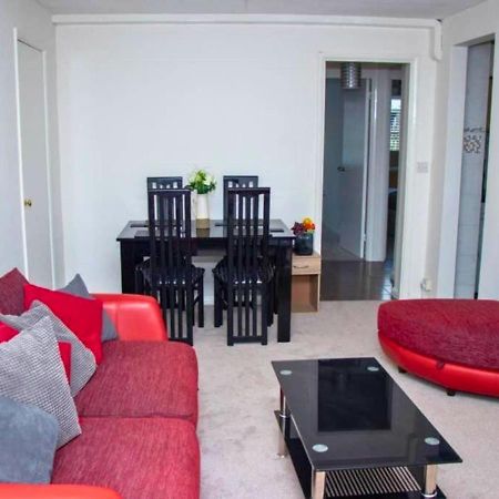 2-Bed Sleeps 4 Comfy For Contractors With Free Parking In Crawley Near Gatwick Manor Royal Refurbished Διαμέρισμα Εξωτερικό φωτογραφία
