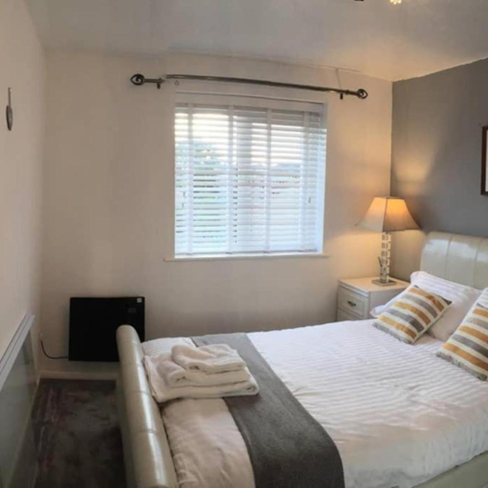 2-Bed Sleeps 4 Comfy For Contractors With Free Parking In Crawley Near Gatwick Manor Royal Refurbished Διαμέρισμα Εξωτερικό φωτογραφία