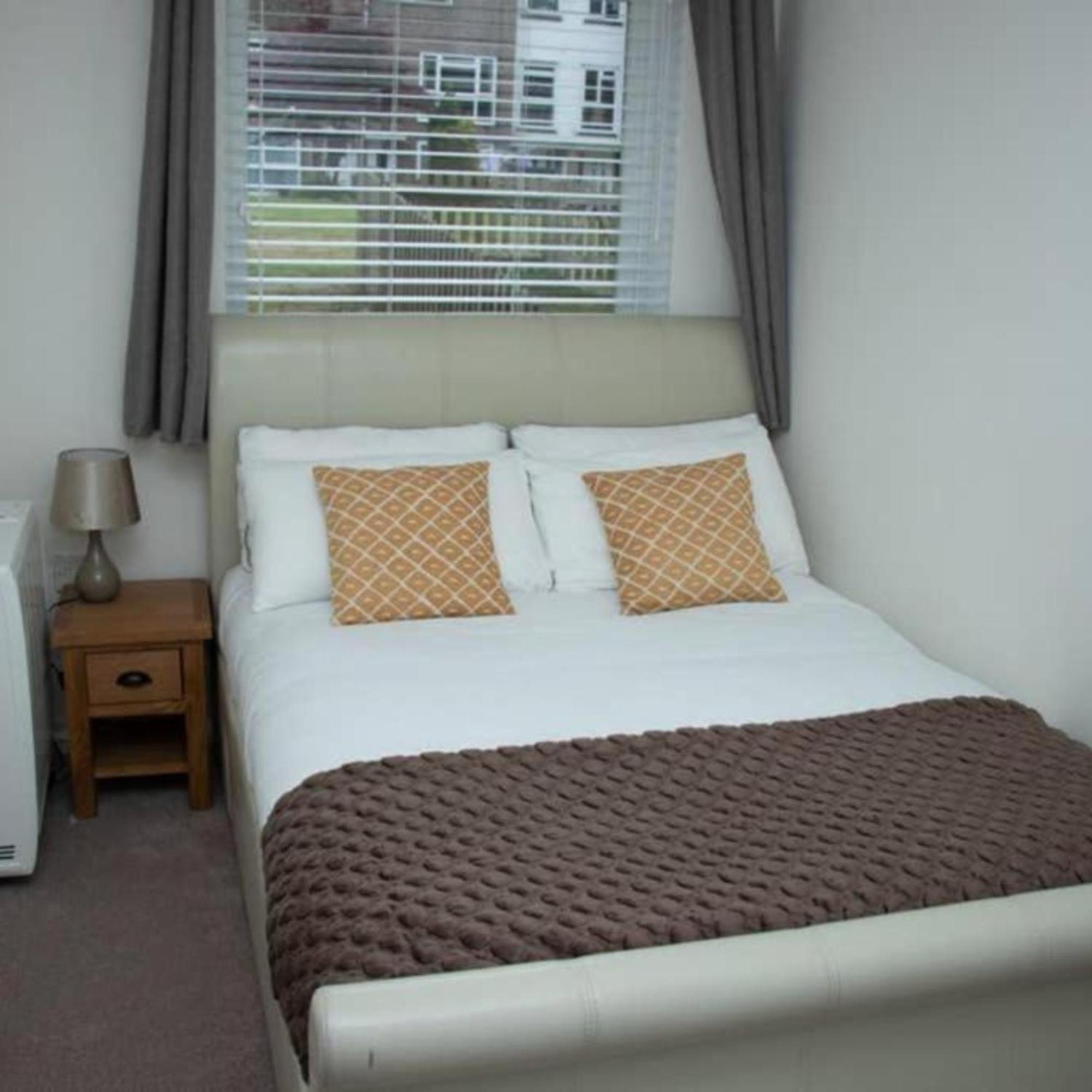 2-Bed Sleeps 4 Comfy For Contractors With Free Parking In Crawley Near Gatwick Manor Royal Refurbished Διαμέρισμα Εξωτερικό φωτογραφία