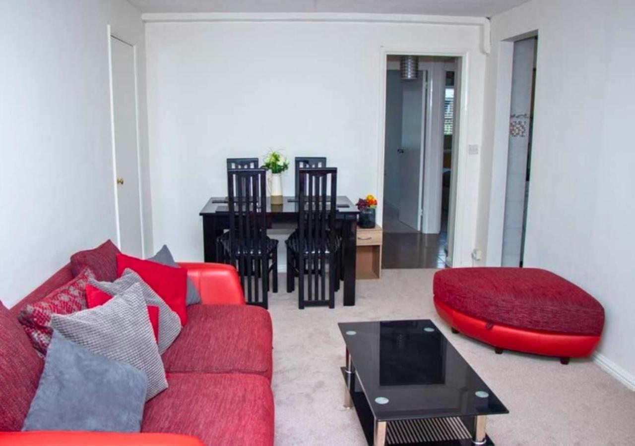 2-Bed Sleeps 4 Comfy For Contractors With Free Parking In Crawley Near Gatwick Manor Royal Refurbished Διαμέρισμα Εξωτερικό φωτογραφία