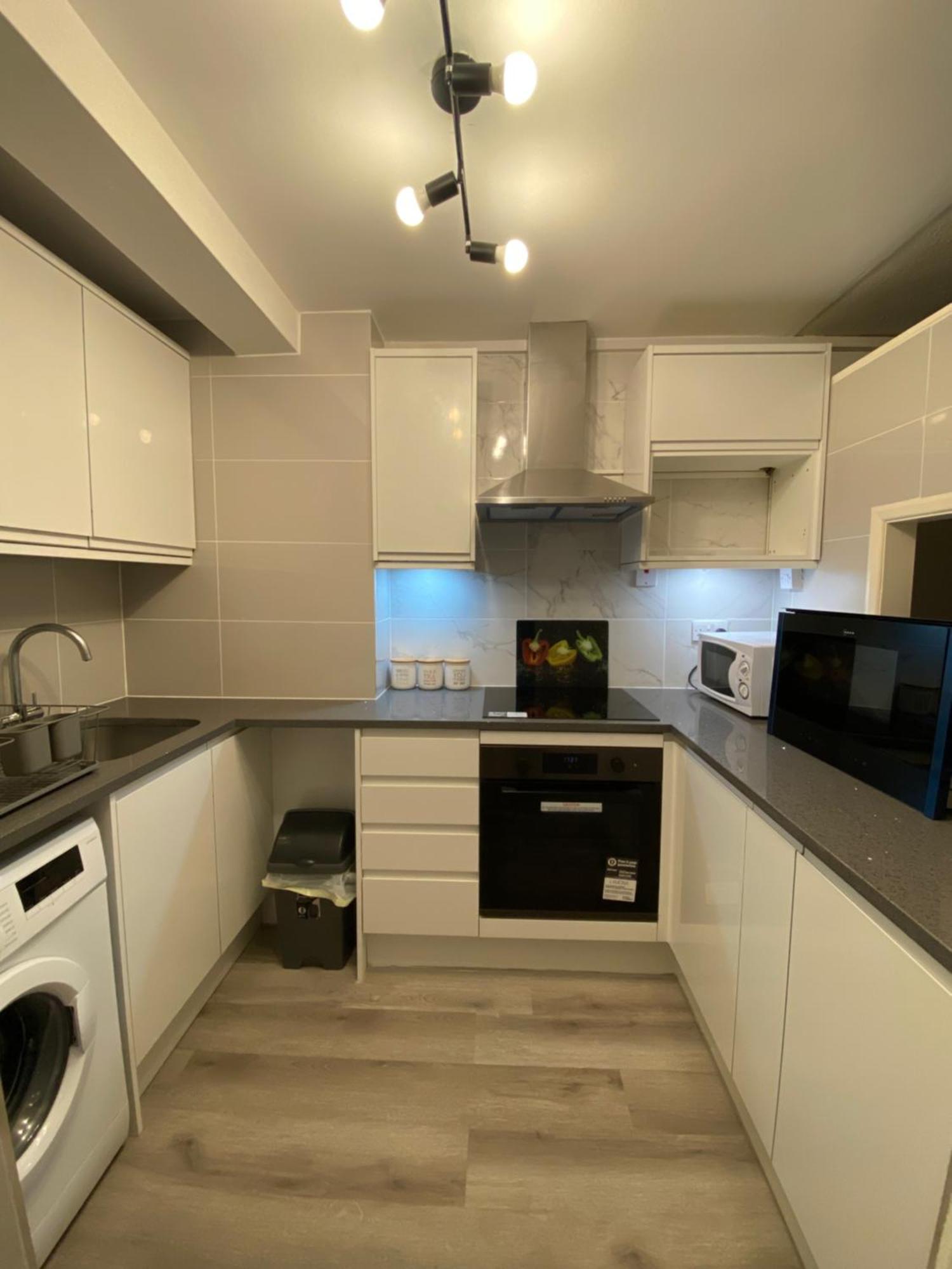 2-Bed Sleeps 4 Comfy For Contractors With Free Parking In Crawley Near Gatwick Manor Royal Refurbished Διαμέρισμα Εξωτερικό φωτογραφία