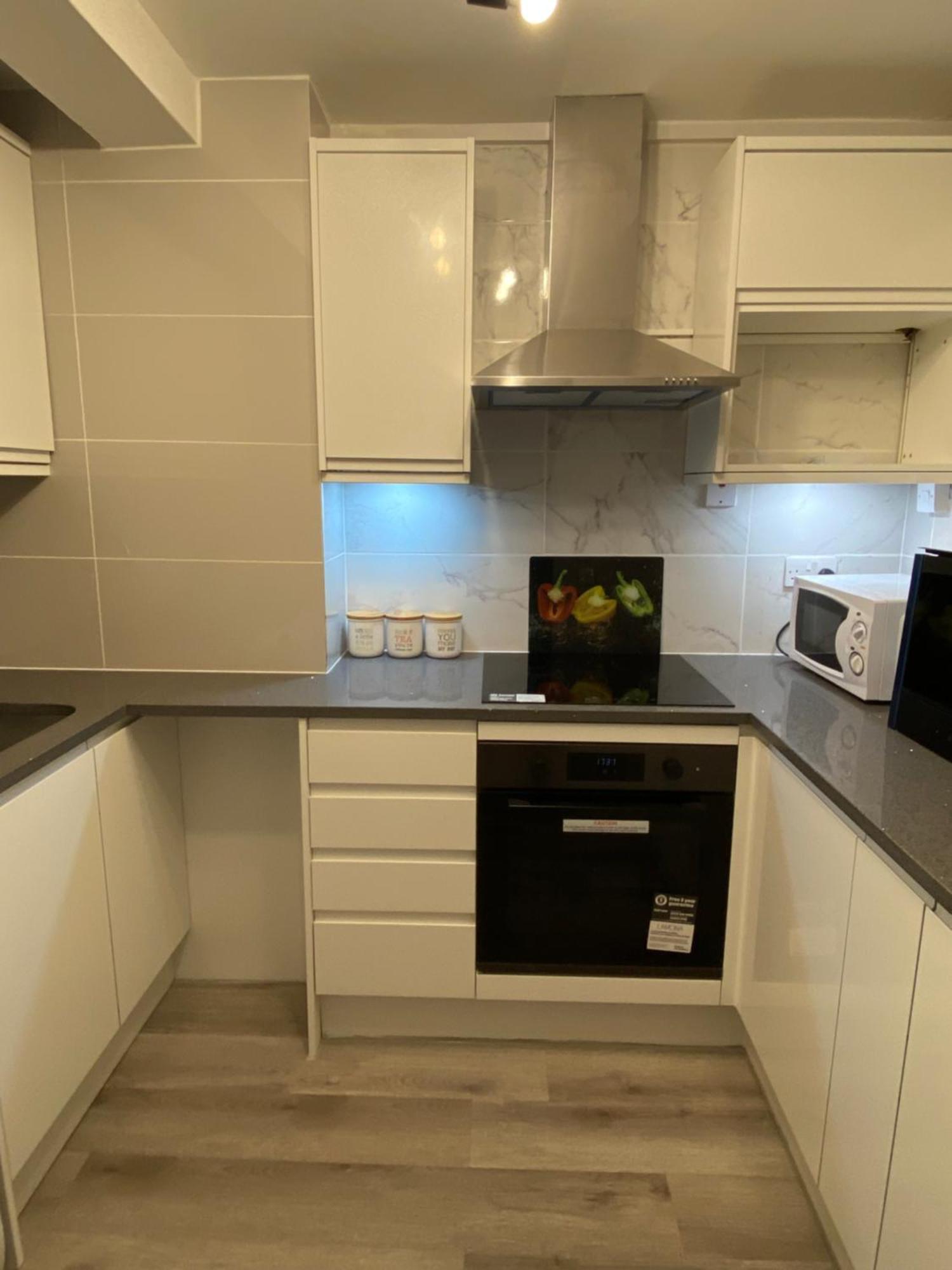2-Bed Sleeps 4 Comfy For Contractors With Free Parking In Crawley Near Gatwick Manor Royal Refurbished Διαμέρισμα Εξωτερικό φωτογραφία