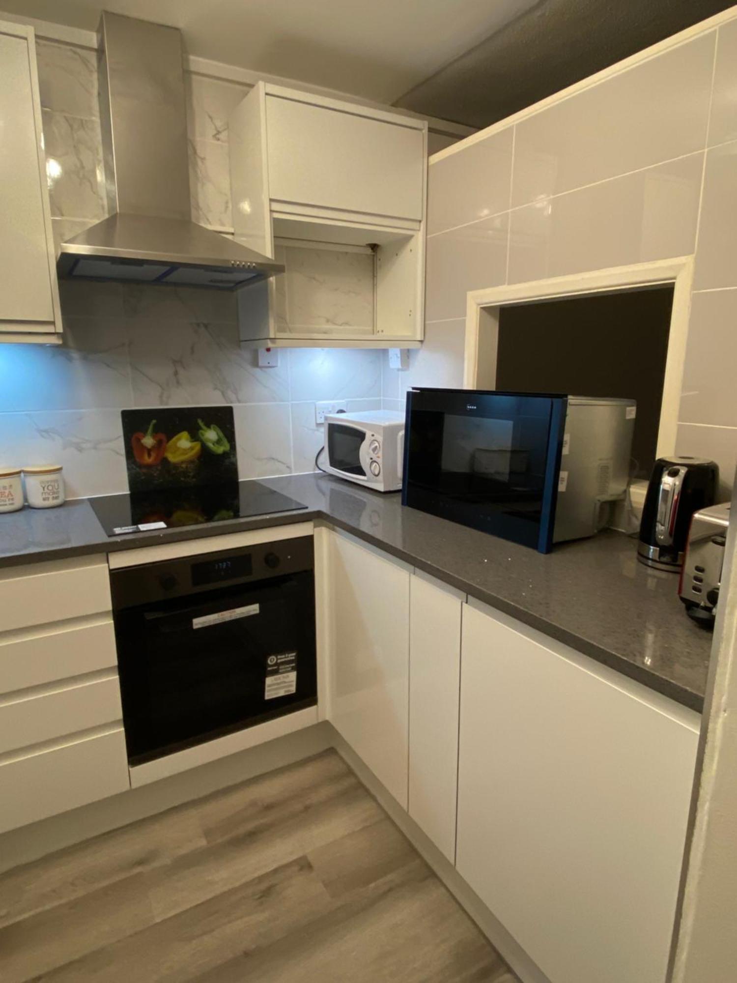 2-Bed Sleeps 4 Comfy For Contractors With Free Parking In Crawley Near Gatwick Manor Royal Refurbished Διαμέρισμα Εξωτερικό φωτογραφία