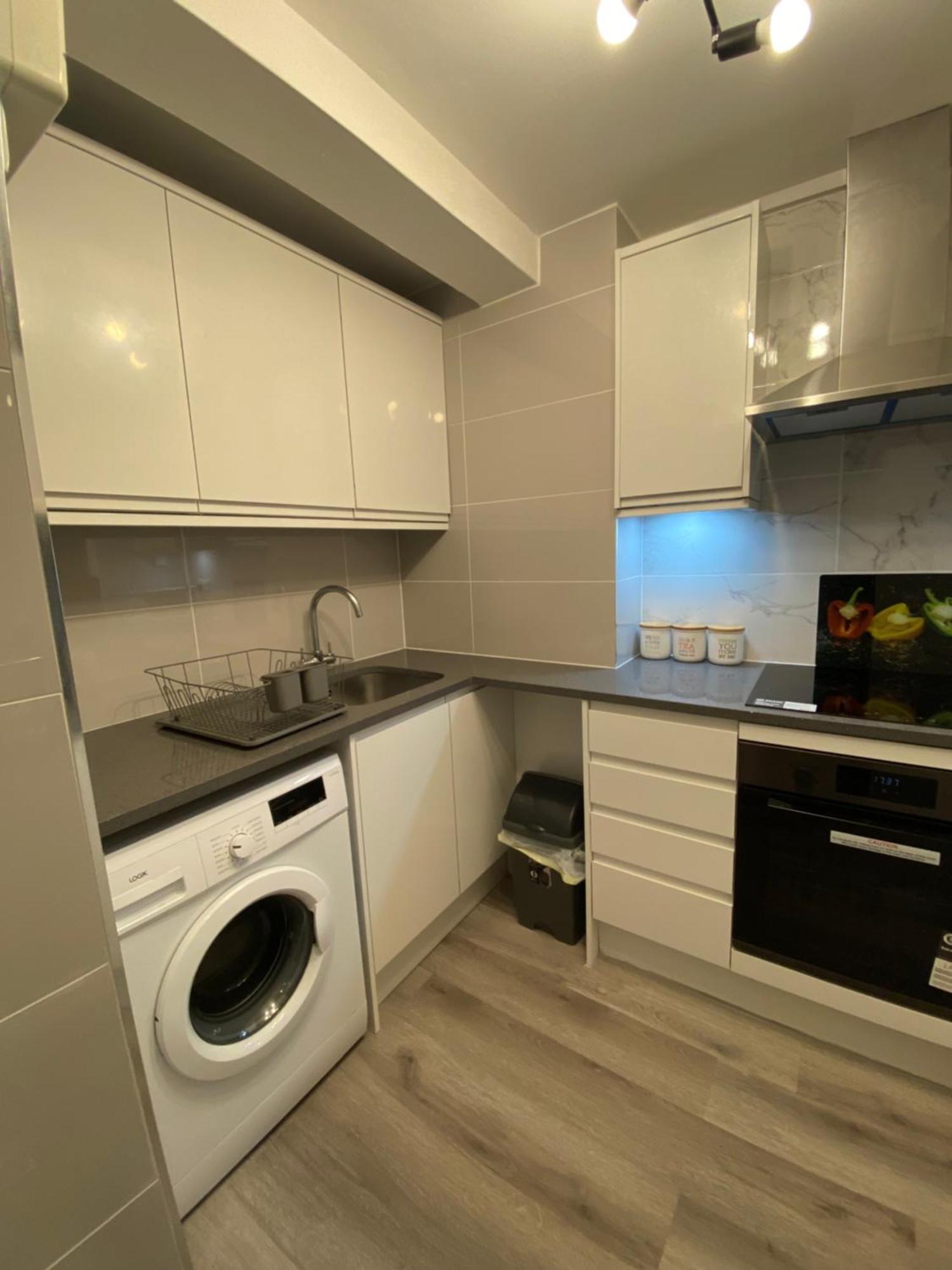 2-Bed Sleeps 4 Comfy For Contractors With Free Parking In Crawley Near Gatwick Manor Royal Refurbished Διαμέρισμα Εξωτερικό φωτογραφία