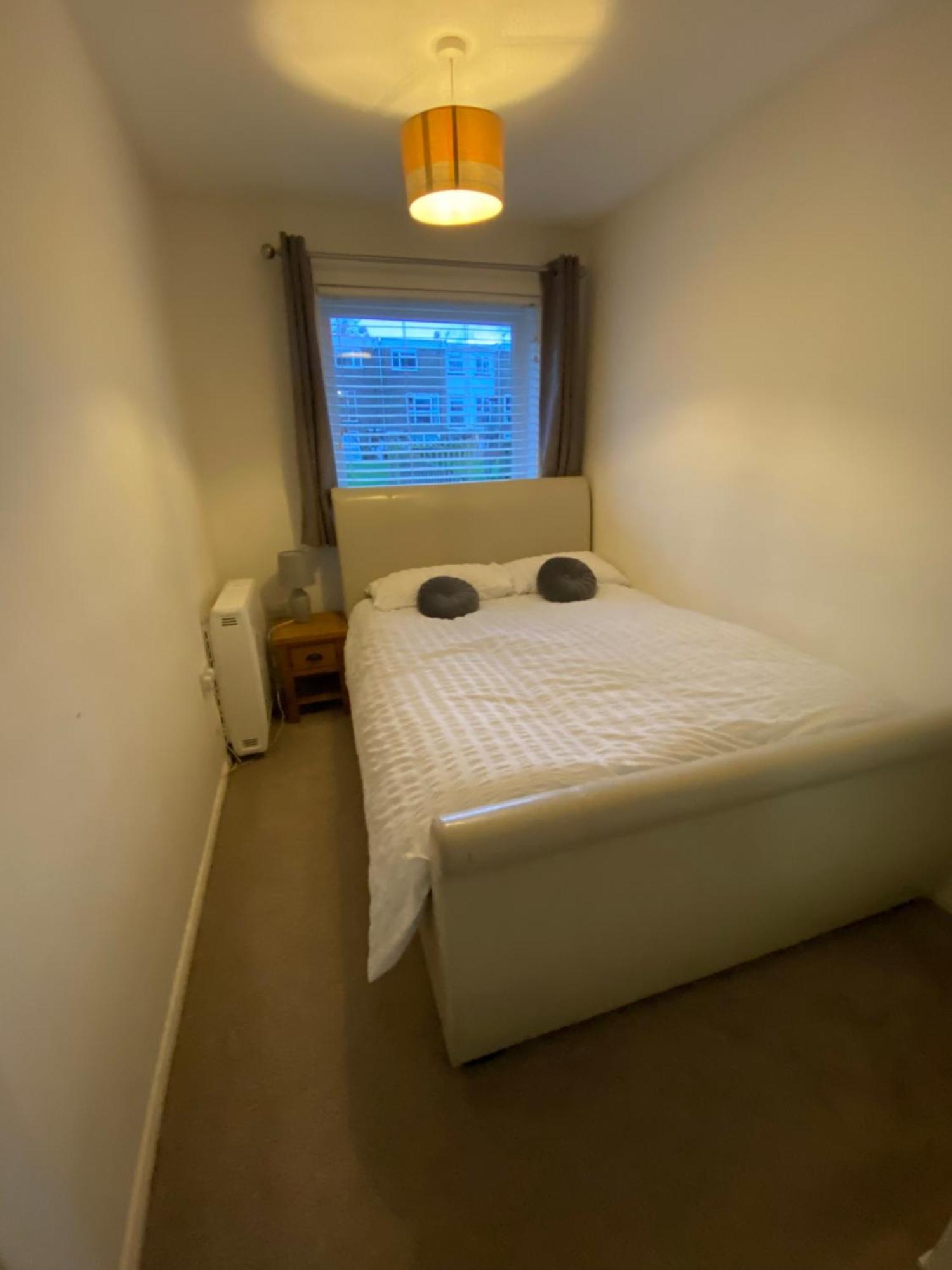 2-Bed Sleeps 4 Comfy For Contractors With Free Parking In Crawley Near Gatwick Manor Royal Refurbished Διαμέρισμα Εξωτερικό φωτογραφία
