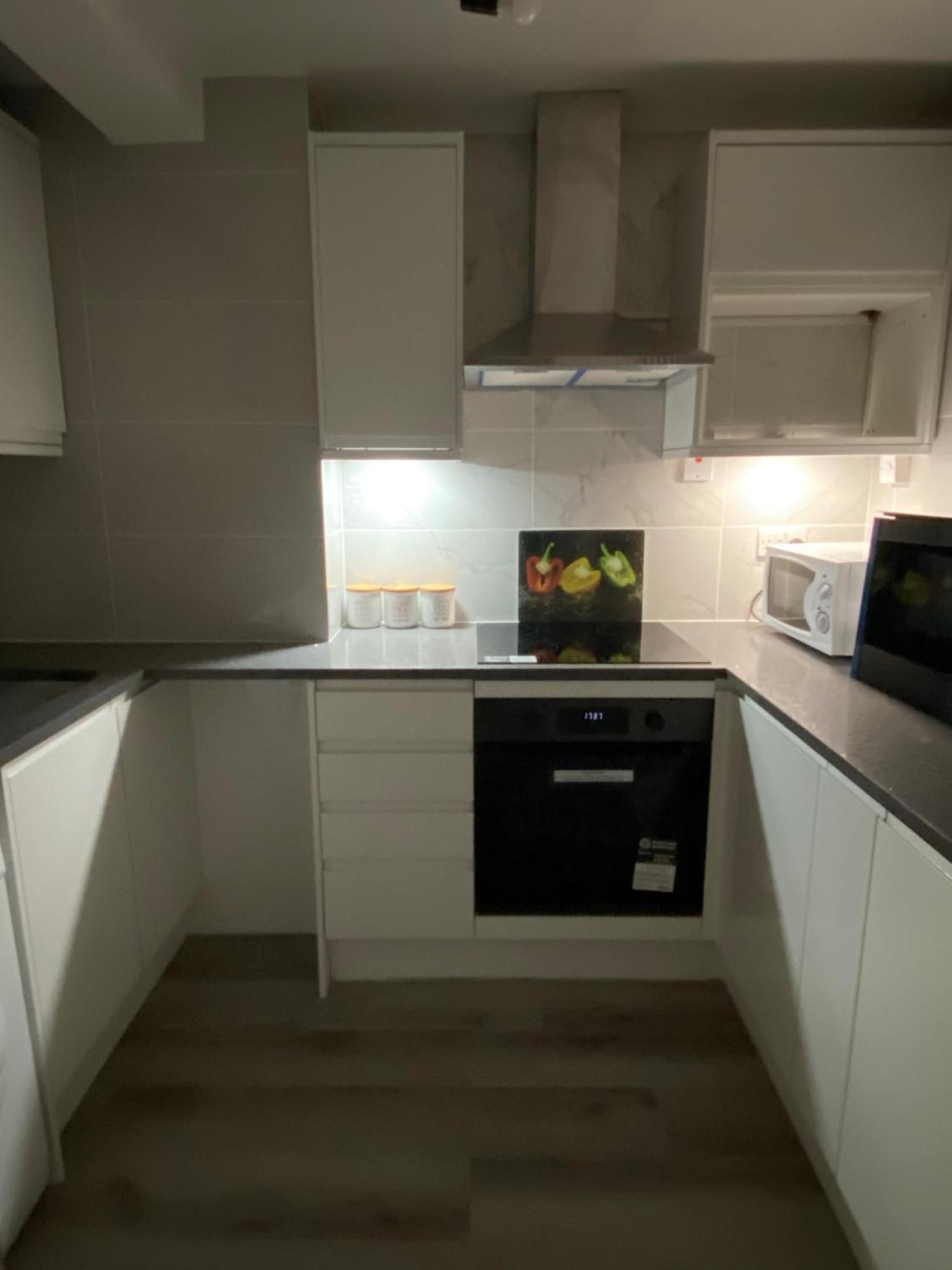 2-Bed Sleeps 4 Comfy For Contractors With Free Parking In Crawley Near Gatwick Manor Royal Refurbished Διαμέρισμα Εξωτερικό φωτογραφία
